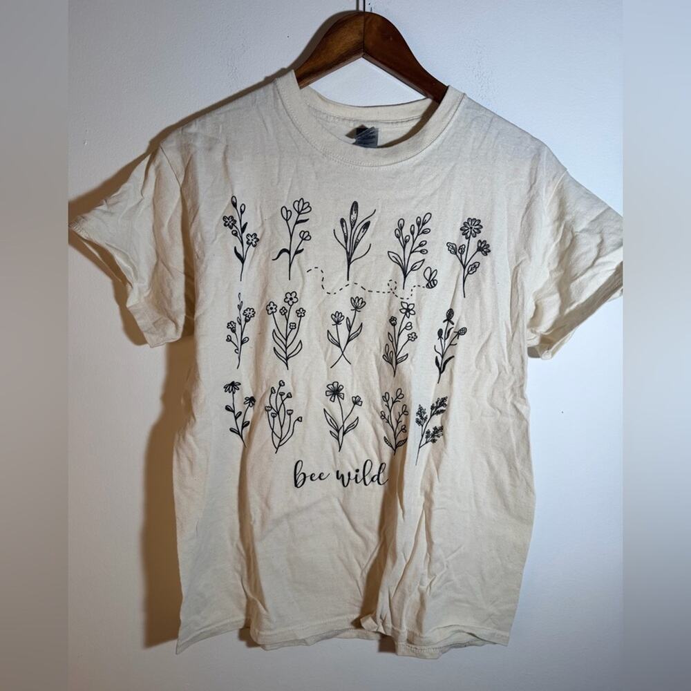 Bee Wild Graphic T-Shirt